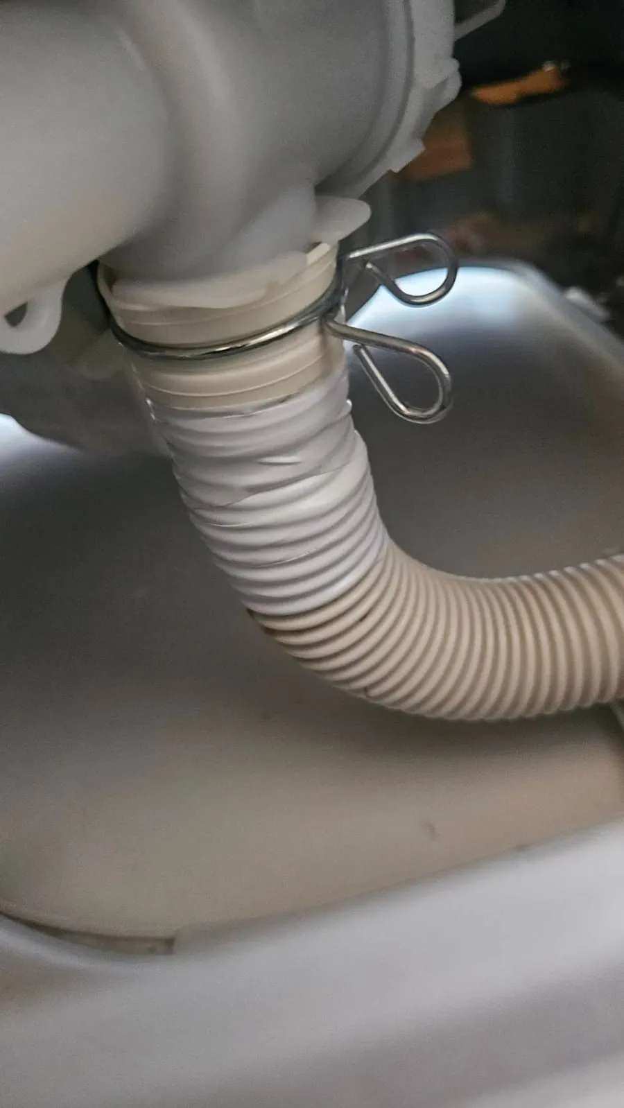 排水ホースの付け根にビニールテープを巻いた状態