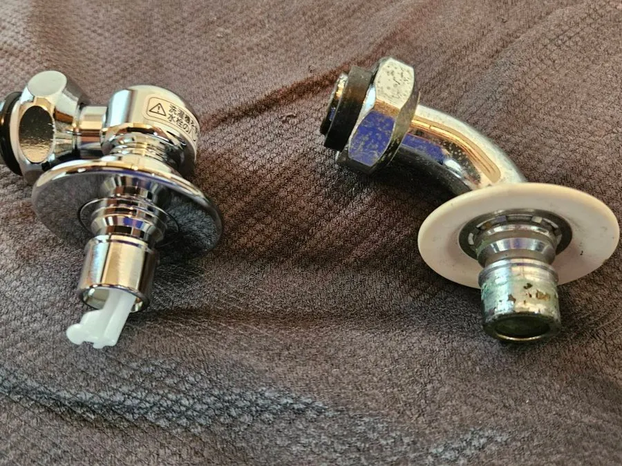 左が新しいニップル、右が外した古いニップル。古い方は先端が緑青と水あかで荒れている