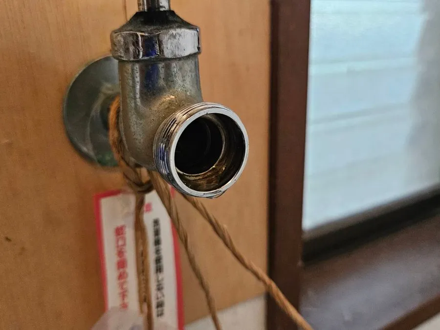 ニップルを外したあとの蛇口の口。少し水が残っている